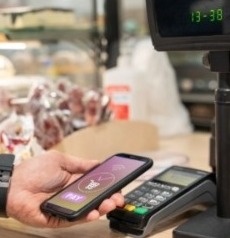 Persona pagando su compra en el punto de venta 1