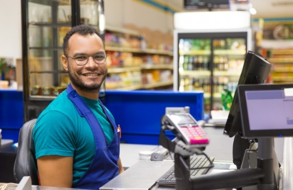 empleado utilizando sofware de punto de venta