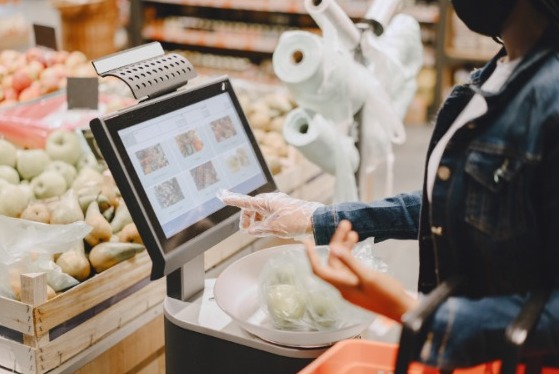 persona pagando su comida en la caja con software de punto de venta automatico