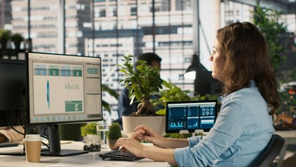 Mujer utilizando software contable para empresas