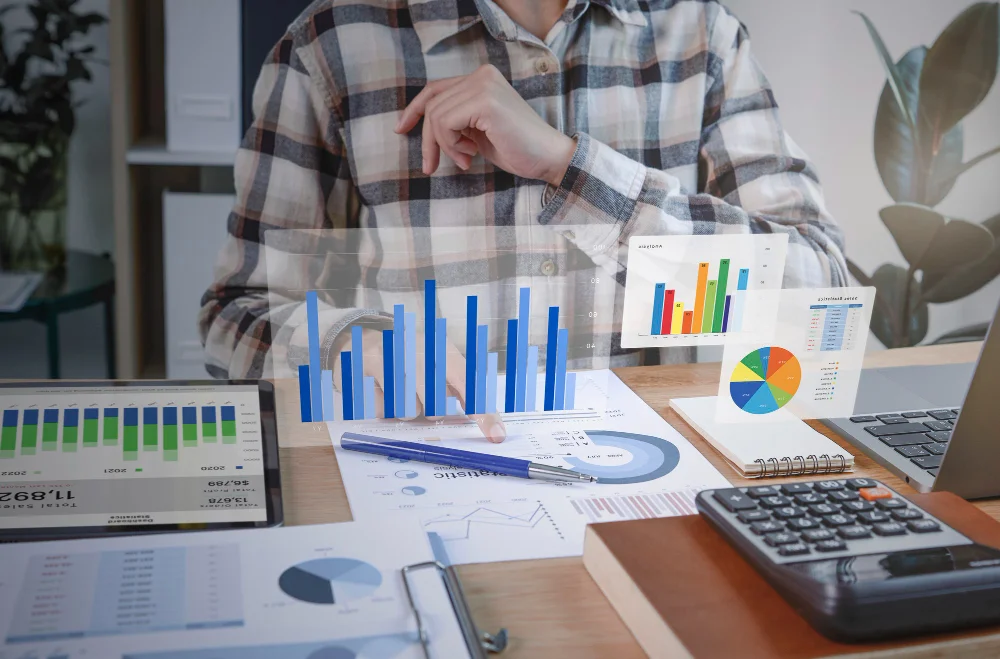 Hombre realizando gráficos al elegir software contable para empresa