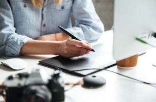 Persona realizando su firma electrónica por medio de Tablet digital