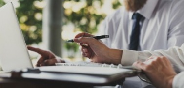 Persona confirmando su firma electrónica en tramite de compra