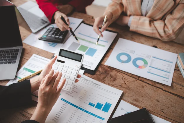 Grupo de colegas aplicando las Normas internacionales de informacion financiera