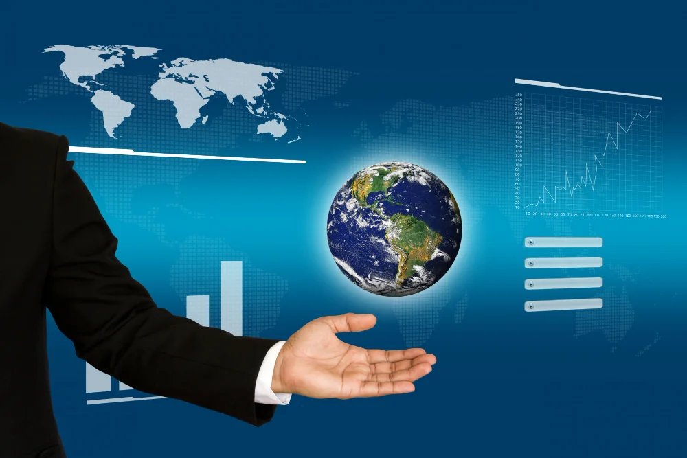 Mano de hombre se negocios con mundo sobre ella haciendo alusión a las Normas internacionales de informacion financiera1
