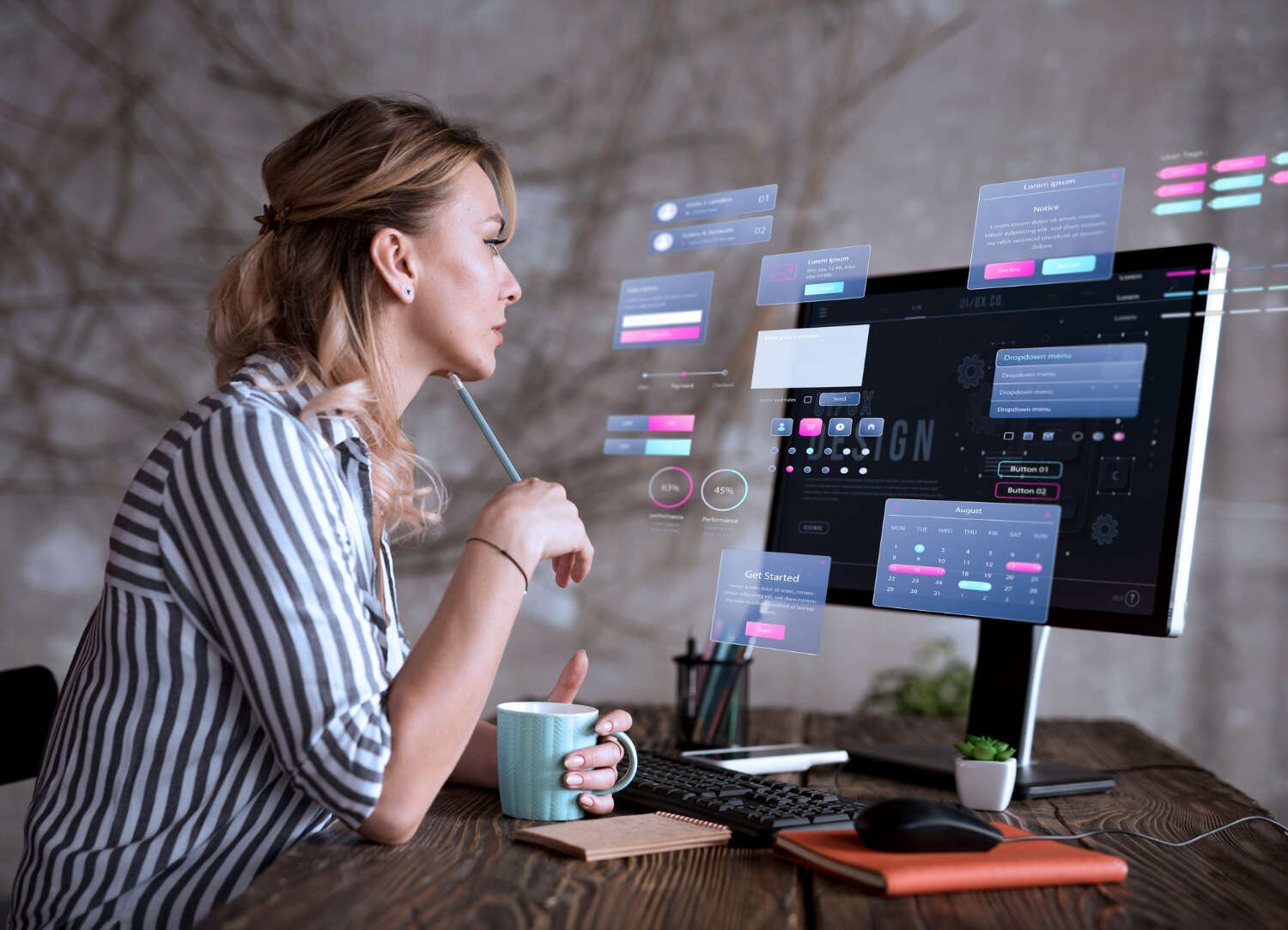 Mujer viendo software de gestión financiera