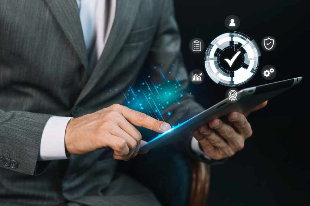 Hombre manipulando software de gestión financiera