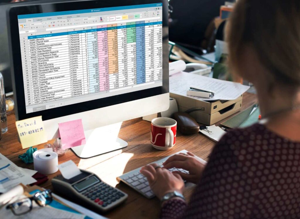 Mujer utilizando sistema de facturación en línea