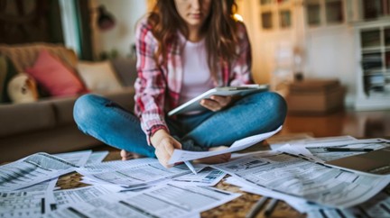 Persona realizando declaración de renta