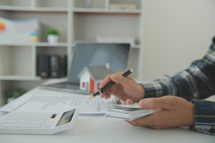 Persona realizando declaración de renta