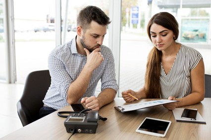 Hombre y mujer pagando impuesto a la renta en RIMPE