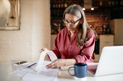 Mujer pagando impuesto a la renta en RIMPE