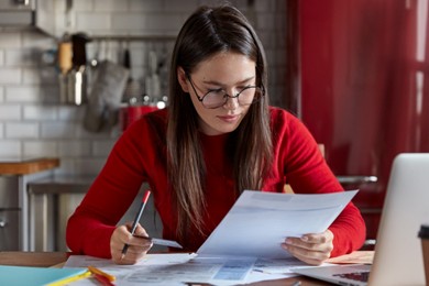 Mujer viendo errores en la declaración del IVA