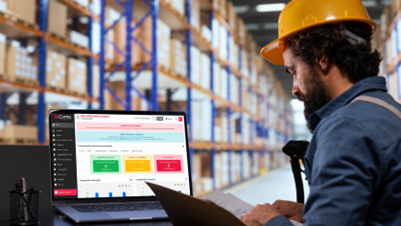 Operario utilizando sistema contable con control de inventario
