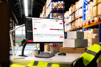 Operario utilizando sistema contable con control de inventario
